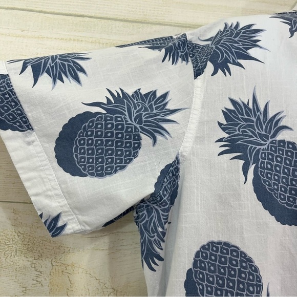 Izod Saltwater White Pineapple Print Button Short Sleeve Shirt - Picture 3 of 10